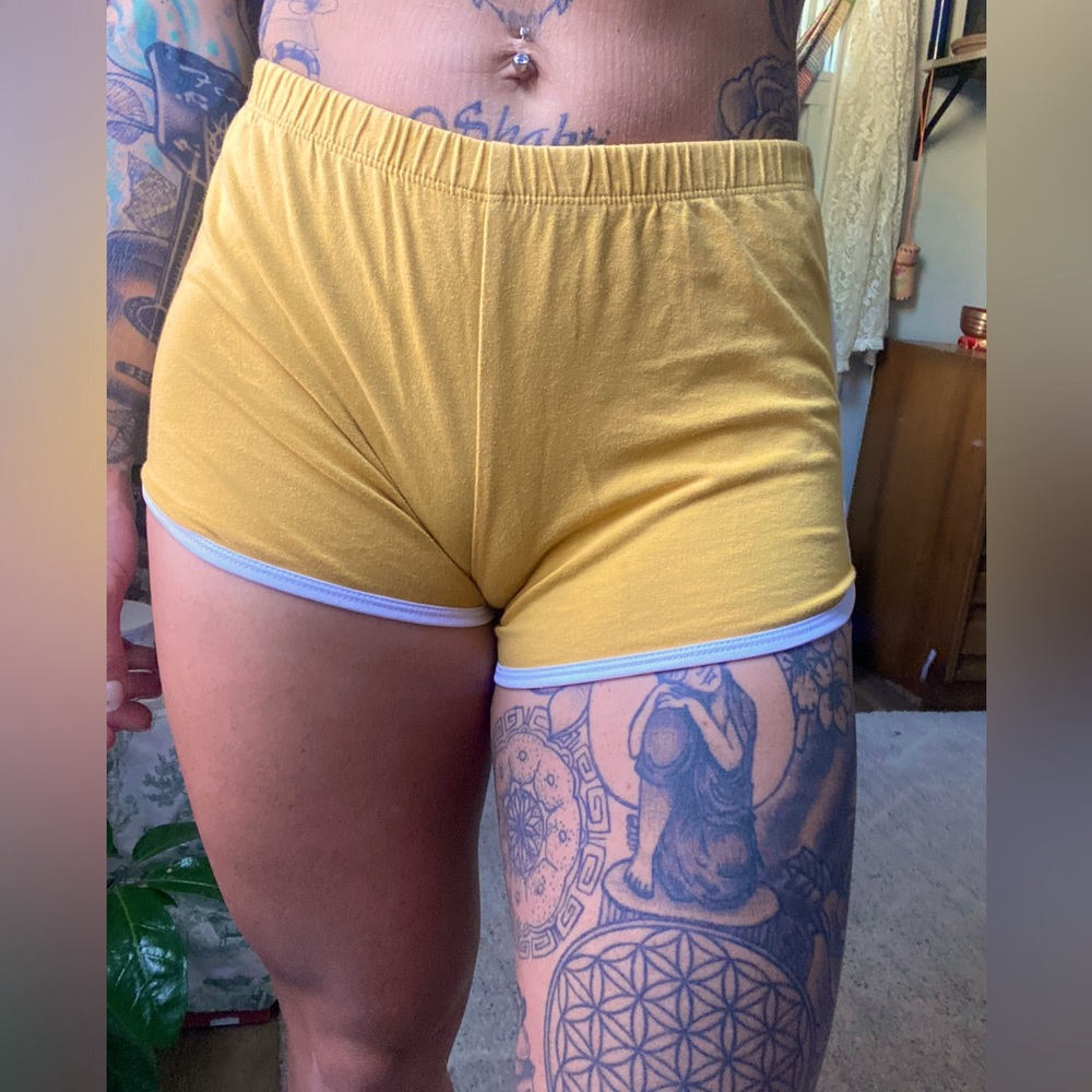 Popular 21 Daisy yellow shorts. Size “M” but it’s stretchy and soft AF.